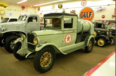 Hundreds of US old cars really cool